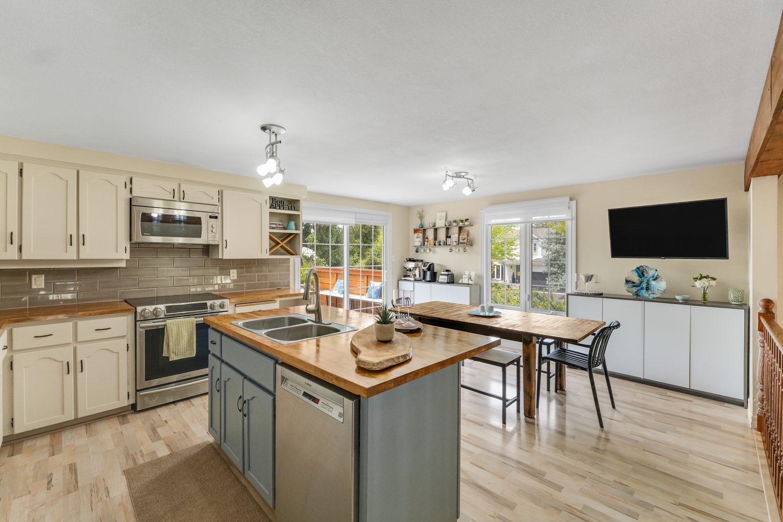Kitchen photo on the listing site